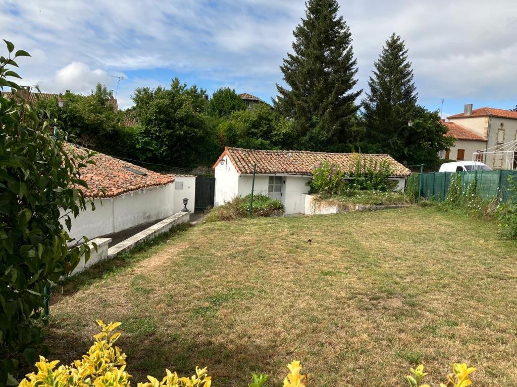 Gite Des Tournesols Oradour-Fanais Esterno foto