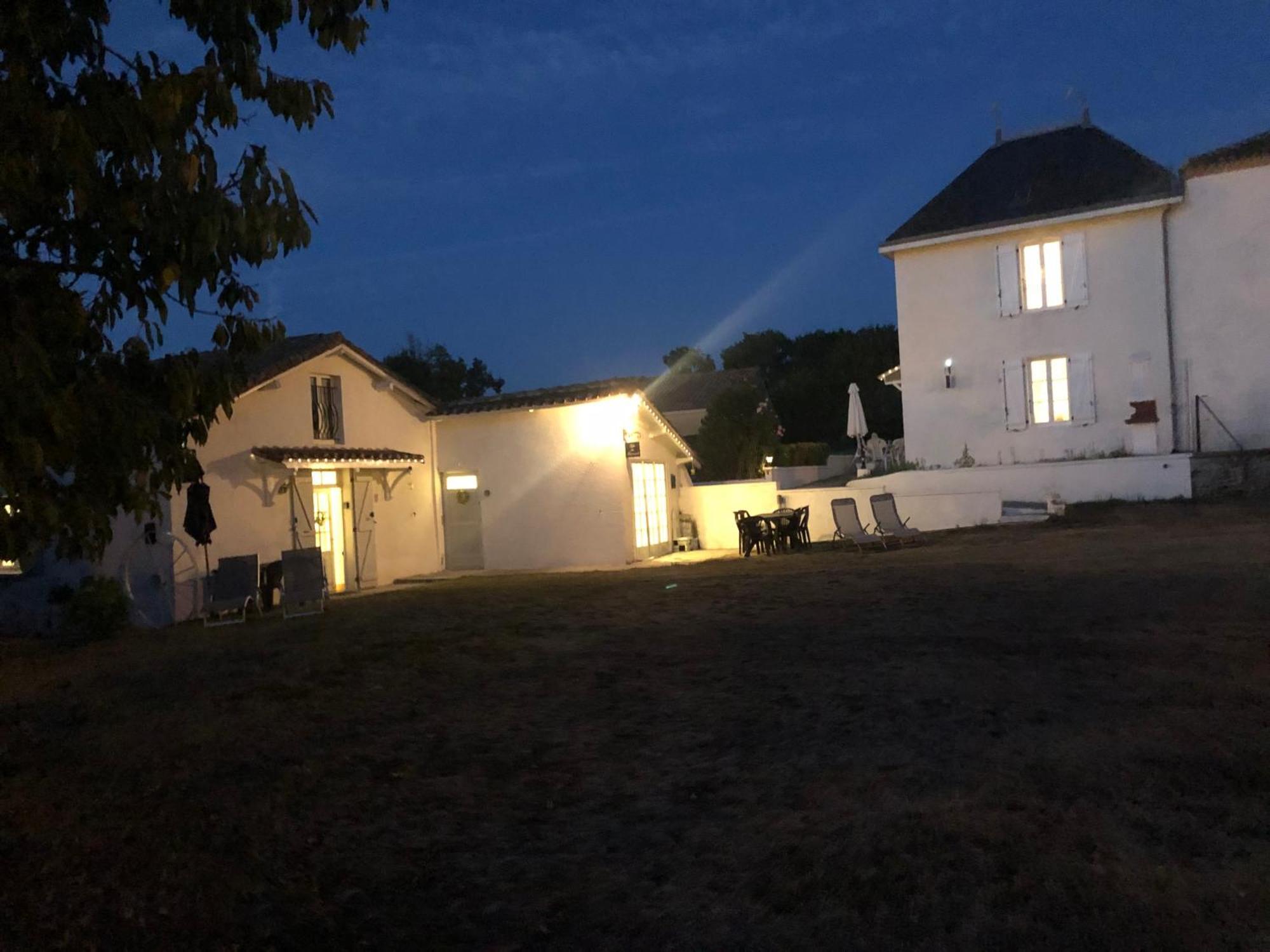 Gite Des Tournesols Oradour-Fanais Esterno foto