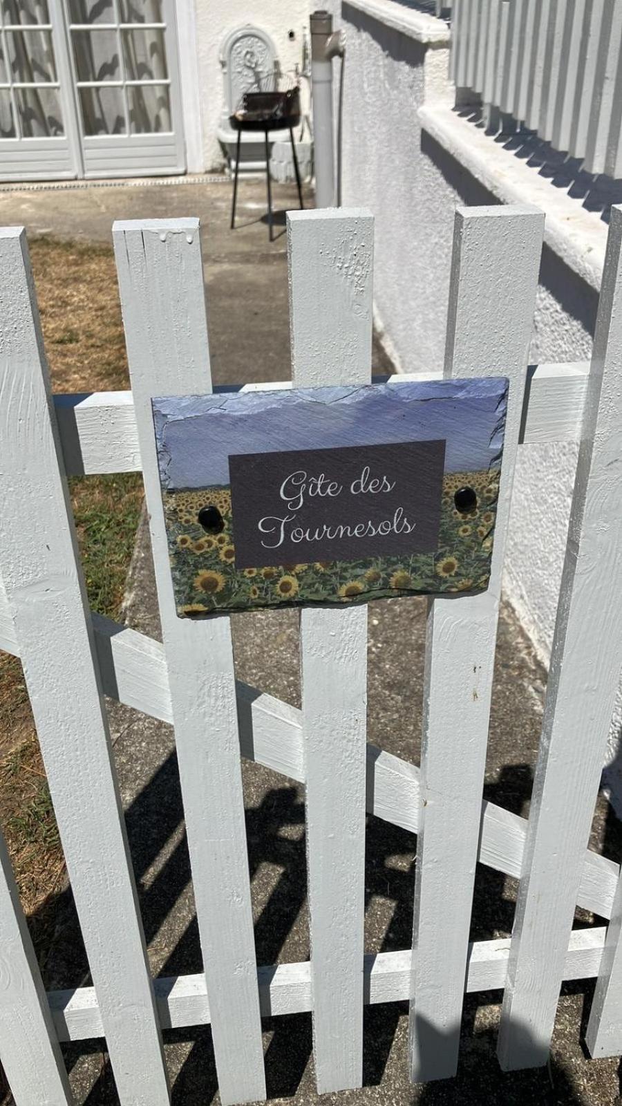 Gite Des Tournesols Oradour-Fanais Esterno foto
