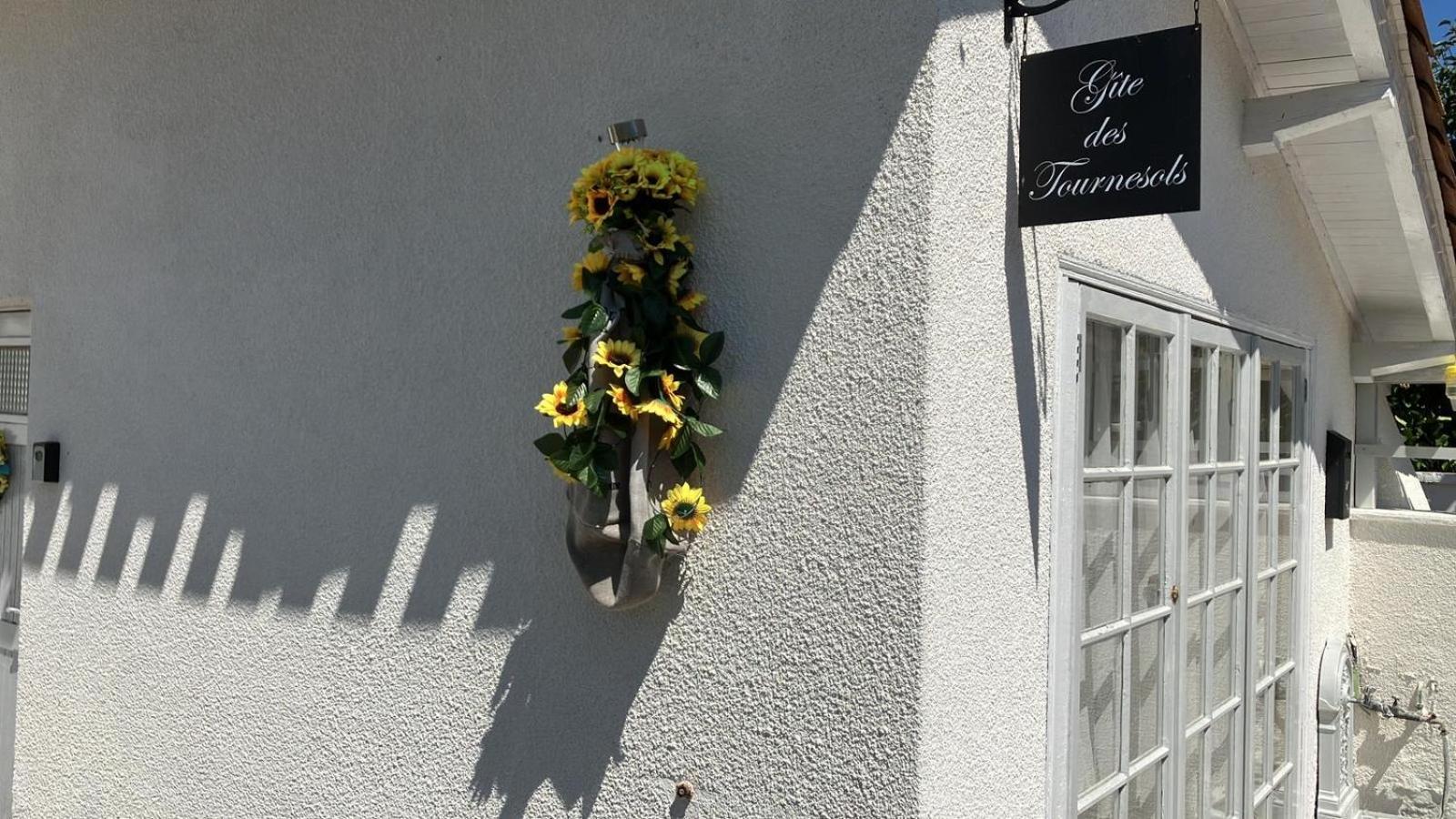 Gite Des Tournesols Oradour-Fanais Esterno foto