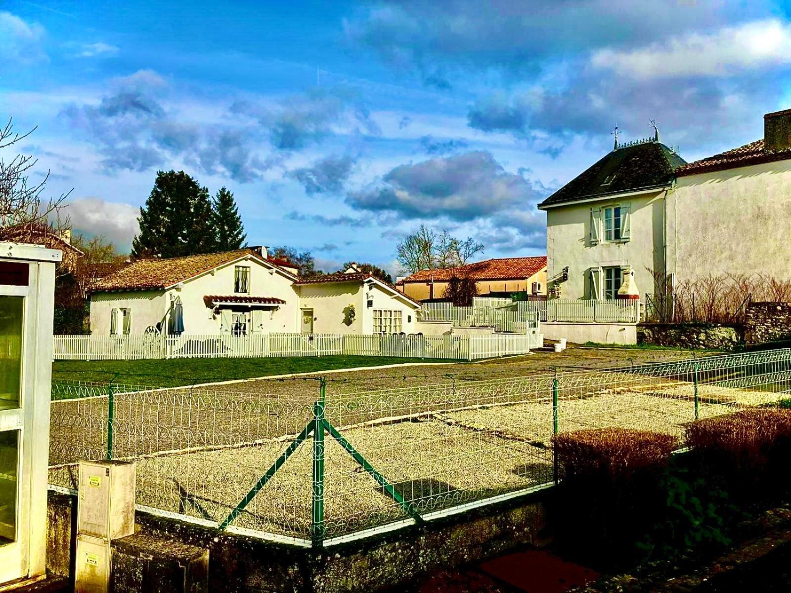 Gite Des Tournesols Oradour-Fanais Esterno foto